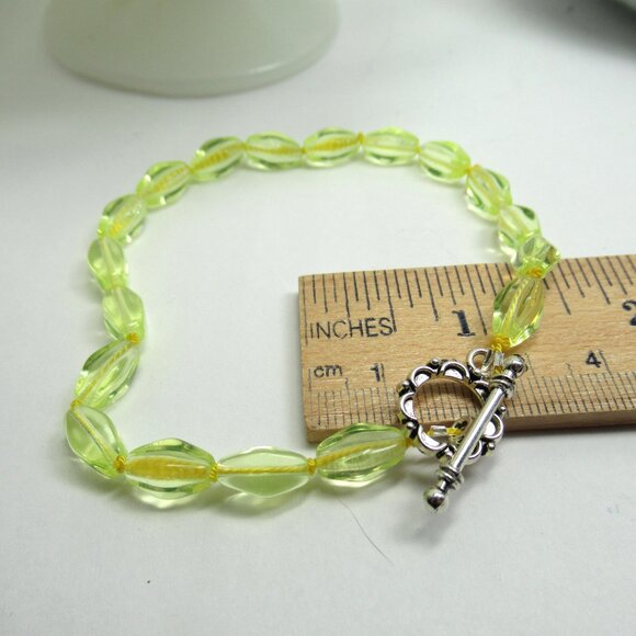 Uranium glass bead bracelet - Picture 4 of 8